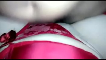 Девушка в черных челках загоняет резиновый пенис в анально-вагинальную мохнатку